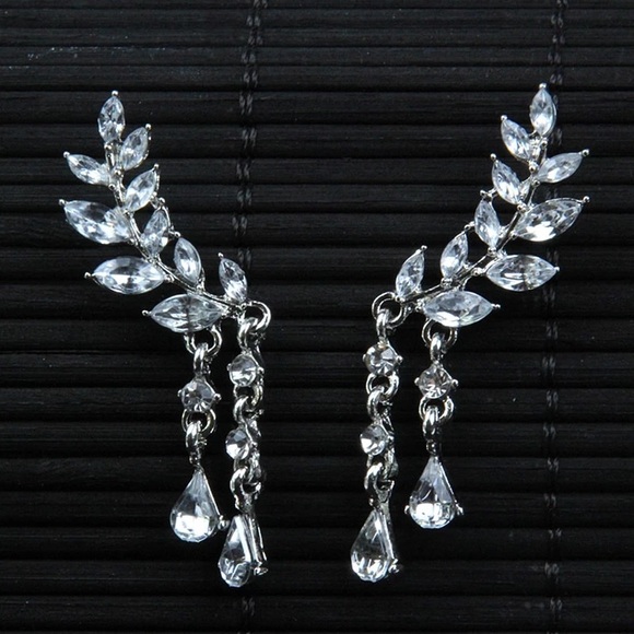 NWT Sparkling Angel Wing Earrings - Picture 4 of 8